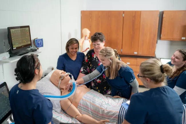 respiratory therapy students with mannequin